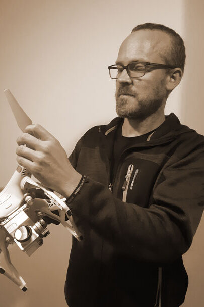 Andrew Rickard inspeccionando un dron en Mapatek
